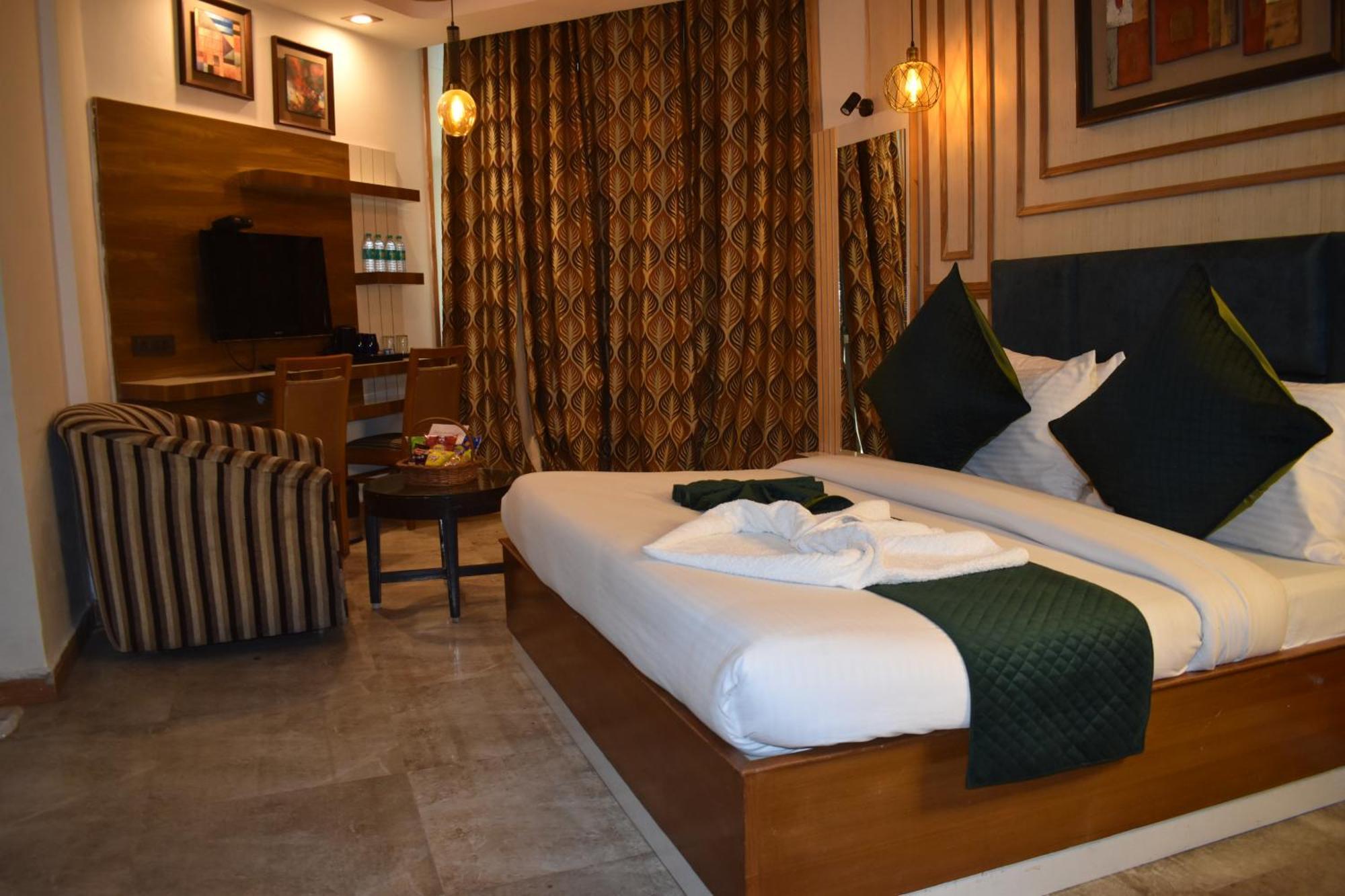 Hotel Padmini Palace Rani Pokhri Exterior photo