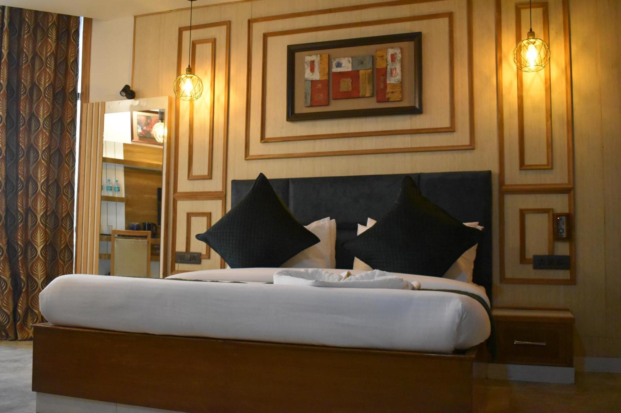 Hotel Padmini Palace Rani Pokhri Exterior photo