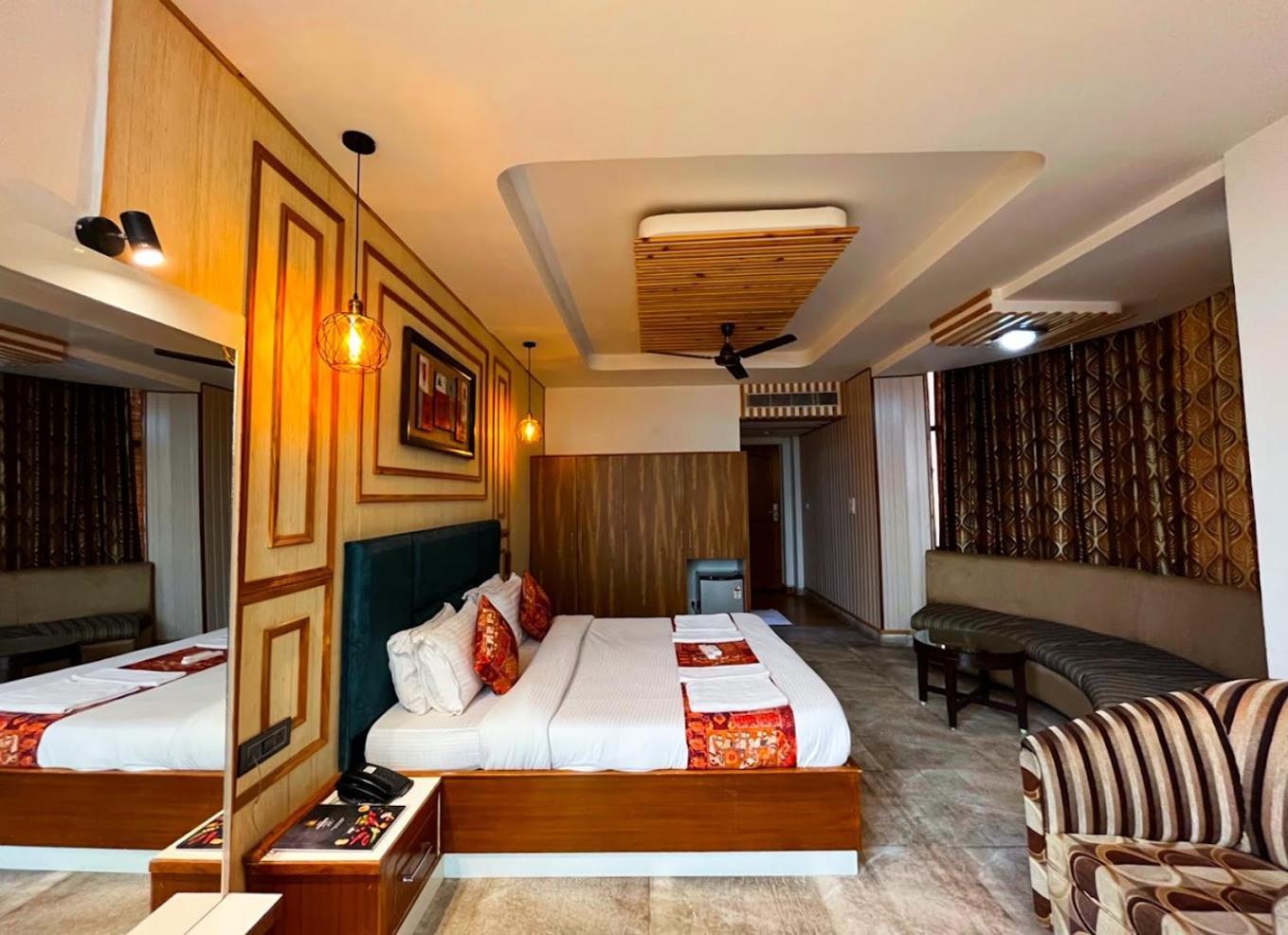 Hotel Padmini Palace Rani Pokhri Exterior photo