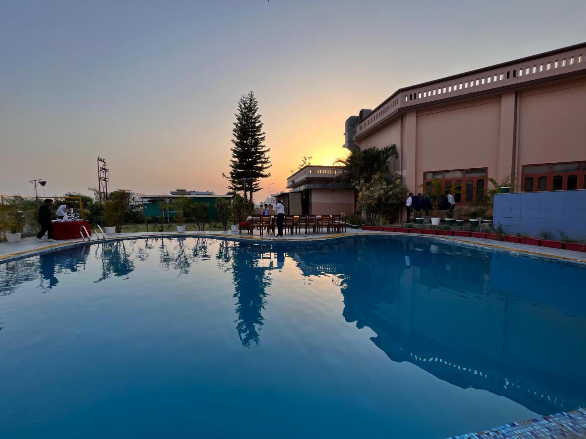 Hotel Padmini Palace Rani Pokhri Exterior photo